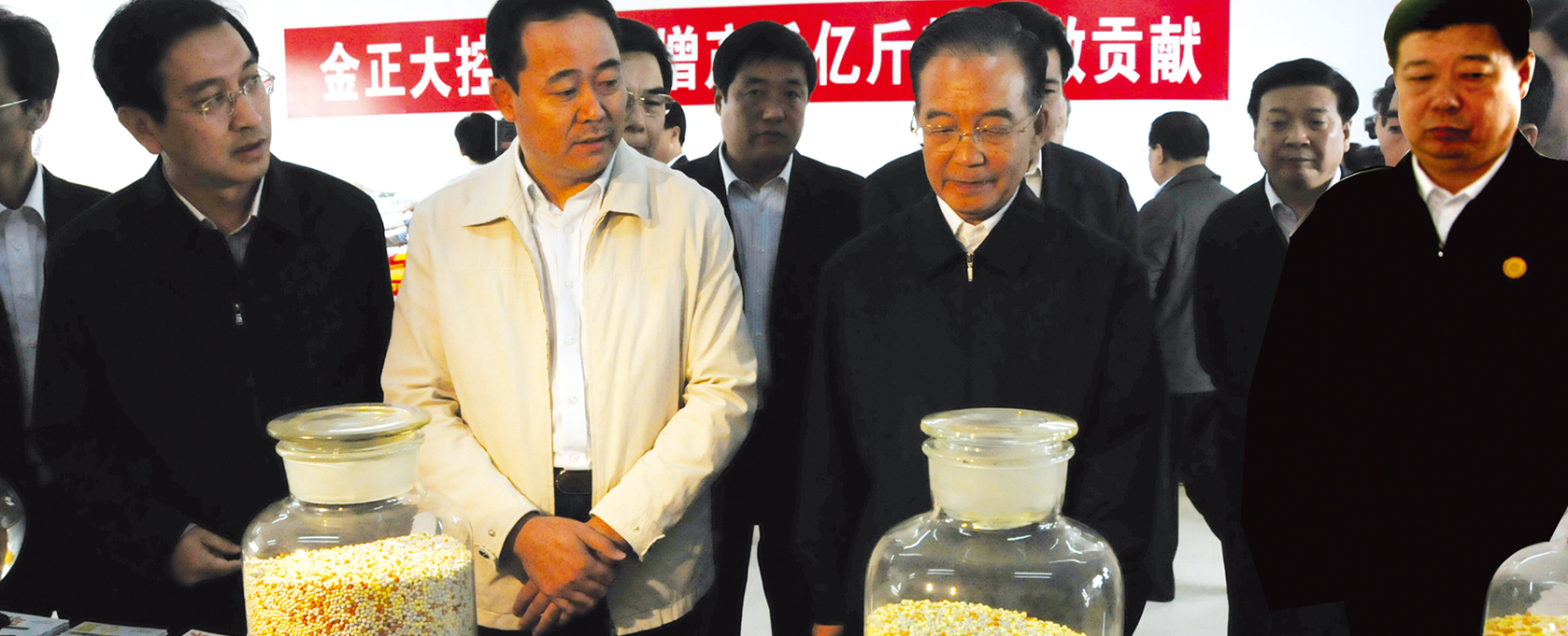 2009年10月29日，时任中共中央政治局常委、国务院总理温家宝视察世界杯官网农化服务站。