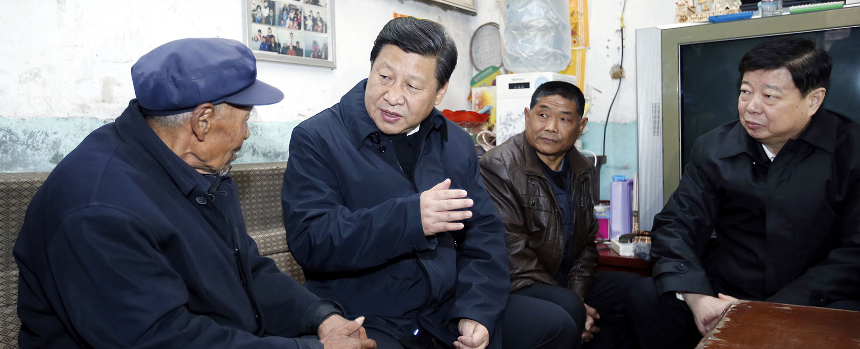 2013年11月25日，中共中央总书记、国家主席、中央军委主席习近平来到世界杯官网员工王经仓（右二）家里，看望其父、“老支前”王克昌（左一）并亲切交谈。