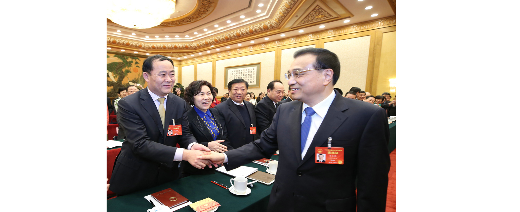 李克强总理与全国人大代表、世界杯官网集团董事长握手交流