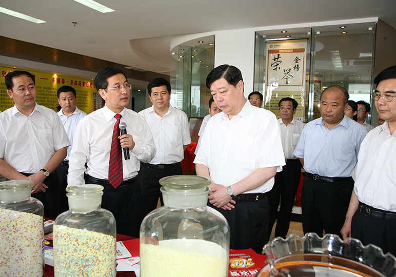 2009年7月，山东省委书记姜异康视察世界杯官网